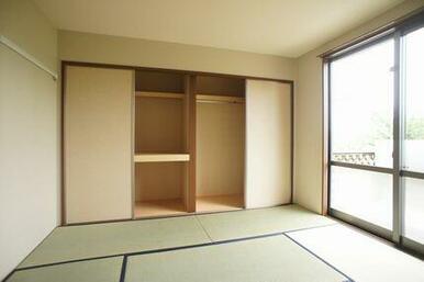 ☆和室(2)☆２種類の収納に加え、壁にはハンガーなど掛けられるレールもあります☆