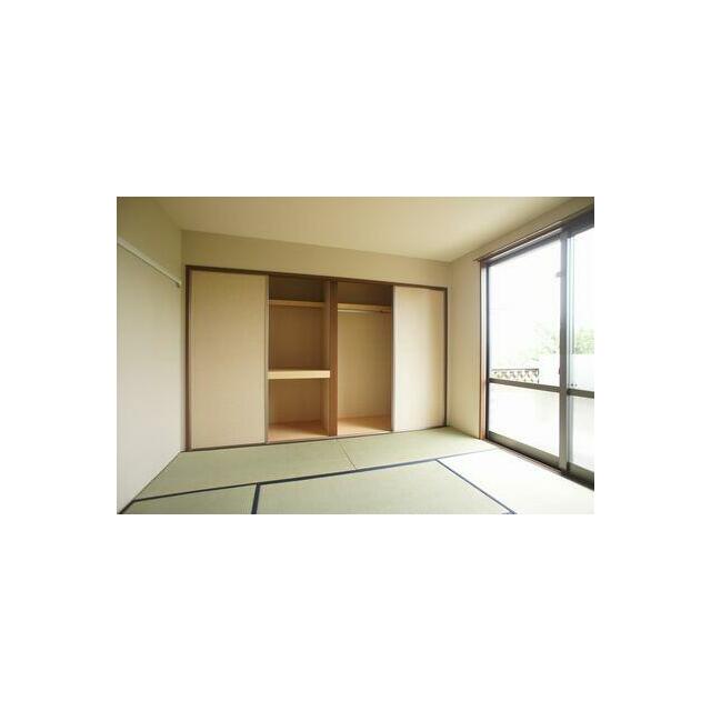 ☆和室(2)☆２種類の収納に加え、壁にはハンガーなど掛けられるレールもあります☆