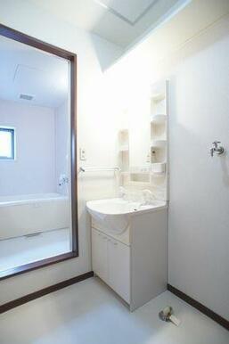 ☆洗面所～浴室☆独立洗面化粧台や洗濯機置き場、収納棚等備えております☆