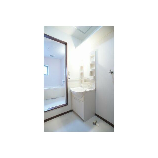 ☆洗面所～浴室☆独立洗面化粧台や洗濯機置き場、収納棚等備えております☆