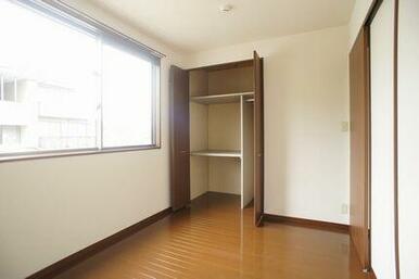 ☆北側洋室☆布団も収納できる奥行きのあるクローゼット付です☆