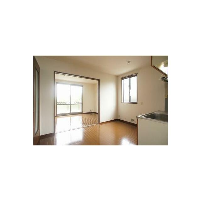 ☆ＤＫ～リビング☆南側・西側に大きな窓があるので風通しが良く明るい空間です☆