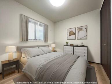 《1階6帖洋室》アクセントクロスが素敵、フラットフロアで小さなお子さまがいるご家庭も安心！