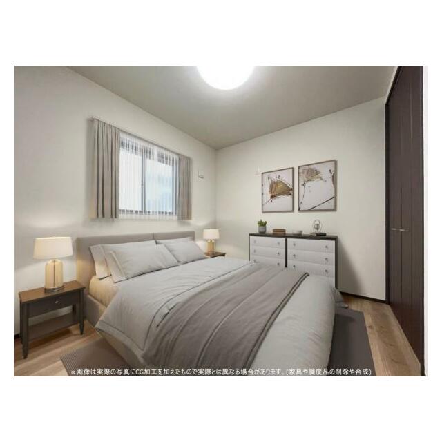 《1階6帖洋室》アクセントクロスが素敵、フラットフロアで小さなお子さまがいるご家庭も安心！