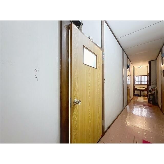 玄関ドア前です