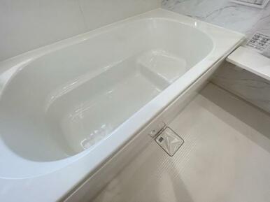ゆったりと浸かれる1坪風呂を採用！1日の疲れを癒してくれる浴室は、窓のある開放的な空間