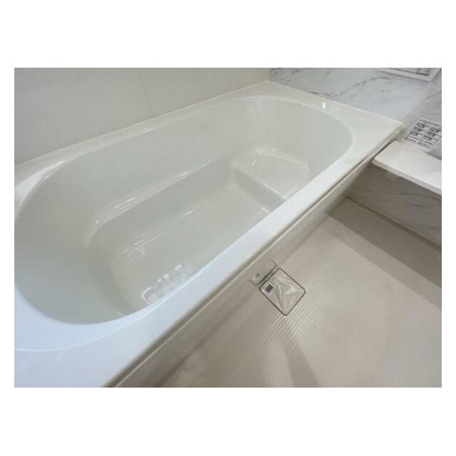 ゆったりと浸かれる1坪風呂を採用！1日の疲れを癒してくれる浴室は、窓のある開放的な空間