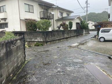 前面道路は幅員約1.4mの法外道路です。道幅は狭いですが、幅の広い箇所がありますので、お車での出入りも