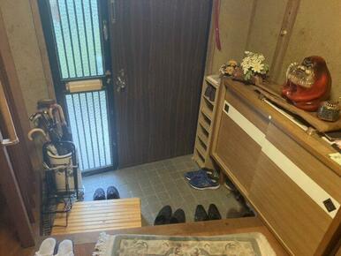玄関にはシューズボックスがあり、ご家族様の靴を整理して収納することができます。玄関ドアの一部はすりガ