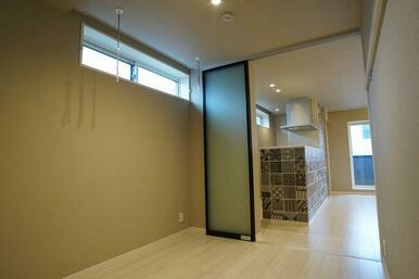 【洋室】洋室には室内物干しの設置がございます。