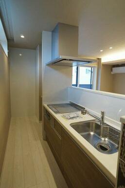 【キッチン】対面式システムキッチンを採用しており、ＩＨコンロ＆グリル付きです。