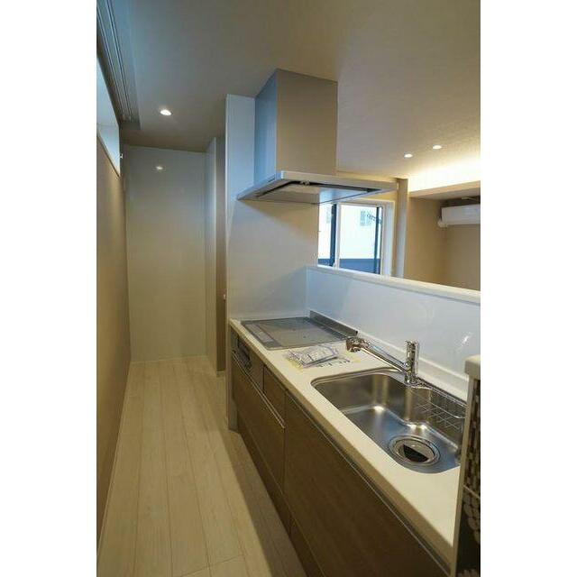 【キッチン】対面式システムキッチンを採用しており、ＩＨコンロ＆グリル付きです。