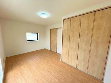 「２階西側洋室」約８．５帖のお部屋です。