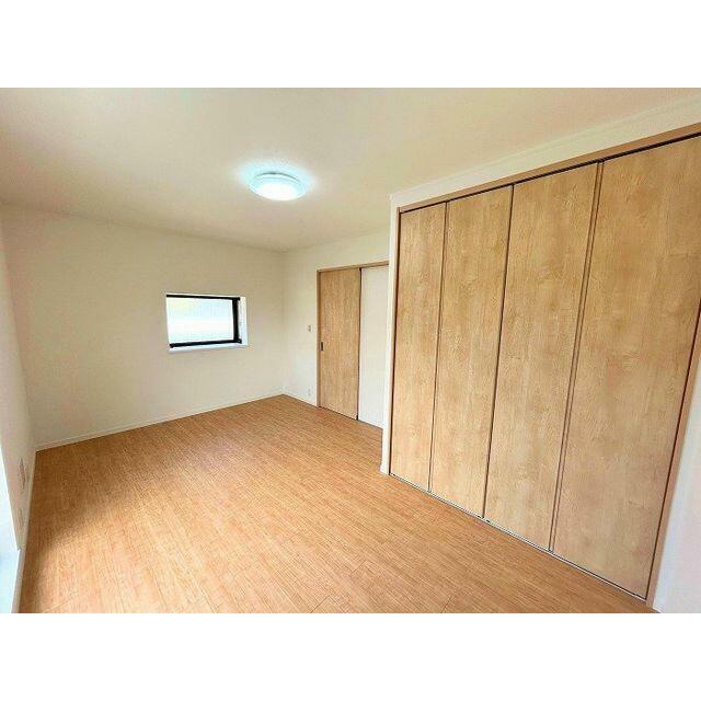 「２階西側洋室」約８．５帖のお部屋です。