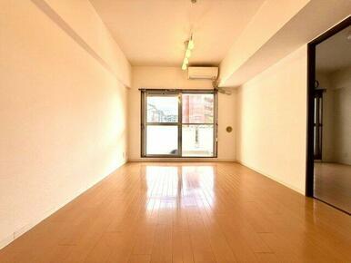 ナチュラルな床材が温かみを感じさせる約14帖超のリビング。明るく風通しも良く、ご家族の団欒に最適な