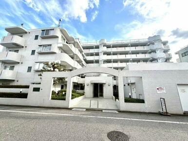 白を基調とした清潔感あふれる外観。穏やかな街並みに調和し、管理の行き届いた美しいフォルムが上質な暮ら