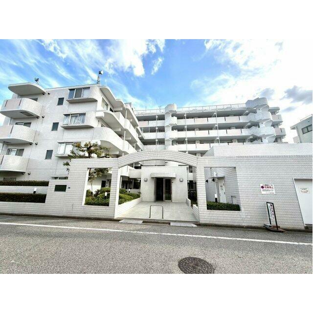 白を基調とした清潔感あふれる外観。穏やかな街並みに調和し、管理の行き届いた美しいフォルムが上質な暮ら