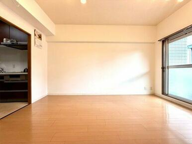 キッチンと一体感のあるLDKは、自然光に包まれるくつろぎの場。家具の配置がしやすいシンプルで洗練された