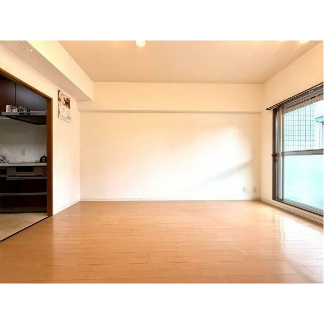 キッチンと一体感のあるLDKは、自然光に包まれるくつろぎの場。家具の配置がしやすいシンプルで洗練された