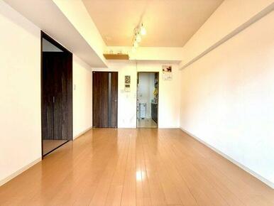 明るい木目フローリングと白壁が調和した開放的な空間。大きな窓から差し込む光が、心地よい日常を演出し