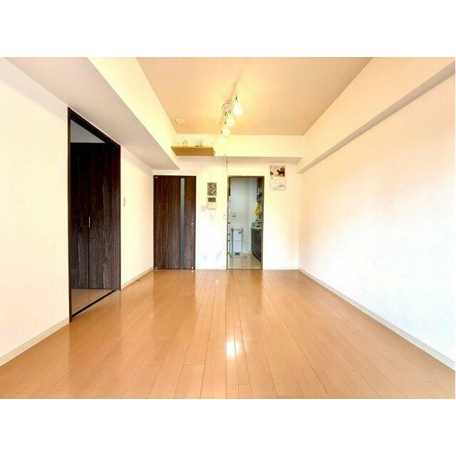 明るい木目フローリングと白壁が調和した開放的な空間。大きな窓から差し込む光が、心地よい日常を演出し