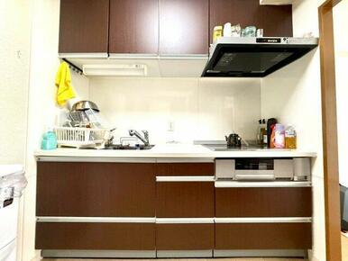 ダークブラウンの木目調キッチンが高級感を演出。充実した収納と使いやすい設計で、料理を愉しむ空間に仕