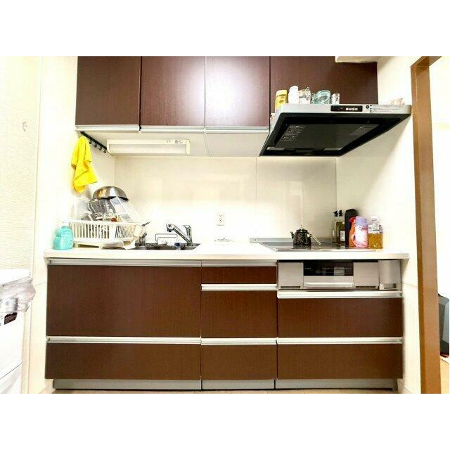 ダークブラウンの木目調キッチンが高級感を演出。充実した収納と使いやすい設計で、料理を愉しむ空間に仕