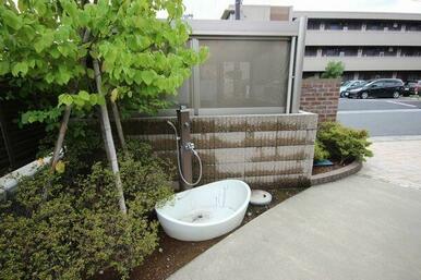 ペット共生可物件で外にはペットの足洗いスペースがあります。