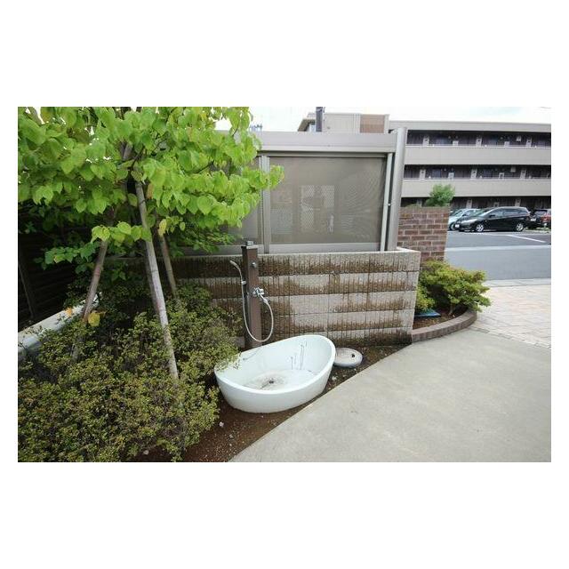 ペット共生可物件で外にはペットの足洗いスペースがあります。