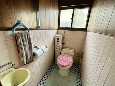 トイレにも窓があり、換気の面で安心です。広さがあるので、リフォームしてデザインを一新してもいいです