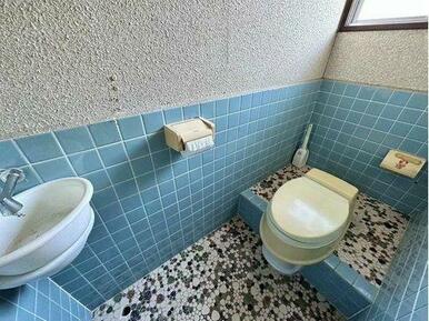 和式のトイレに便座が取り付けてあるので、足腰にも優しいですよ♪