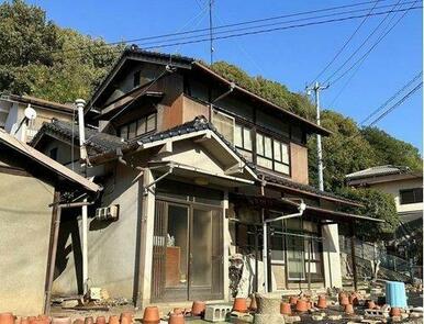 尾道市東久保町にある中古住宅です。土地面積66.71坪、傾斜地にあります。周囲は尾道らしい細い坂道が続き