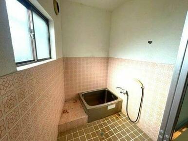 タイル張りの浴室です。高い位置に窓があり、湿気も逃しやすく、換気もバッチリです♪