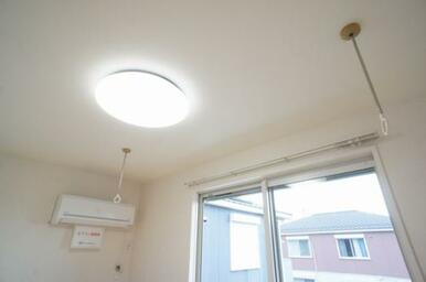 【ホスクリーン】部屋干しに便利な室内物干付きで雨の日や外出時も安心して洗濯物が干せます。
