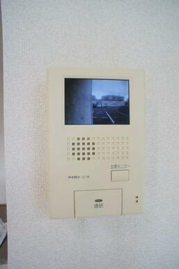 【モニター付インターホン】お部屋にいながら来訪者の顔を見て話ができるモニター付インターホンで防犯面も