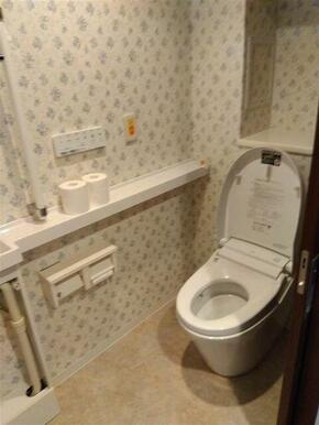 トイレです。温水洗浄便座です。上に収納がついておりますので、トイレットペーパー等ちょっとしたものを収納するのに便利です。