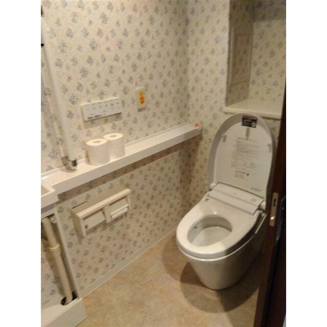 トイレです。温水洗浄便座です。上に収納がついておりますので、トイレットペーパー等ちょっとしたものを収納するのに便利です。