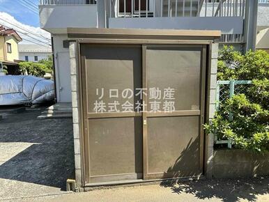 敷地内に扉つきのゴミ置き場あります。衛生的ですね♪