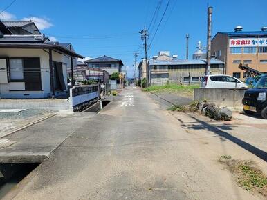 前面道路、交通量も少なく静かな住環境です！