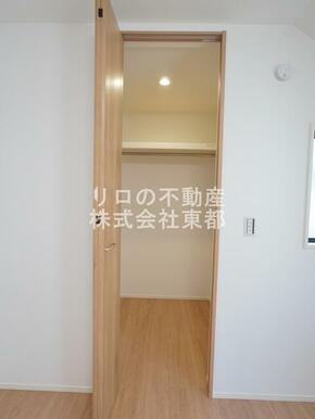 奥行のあるウォークインクローゼットならお荷物多い方でも安心☆