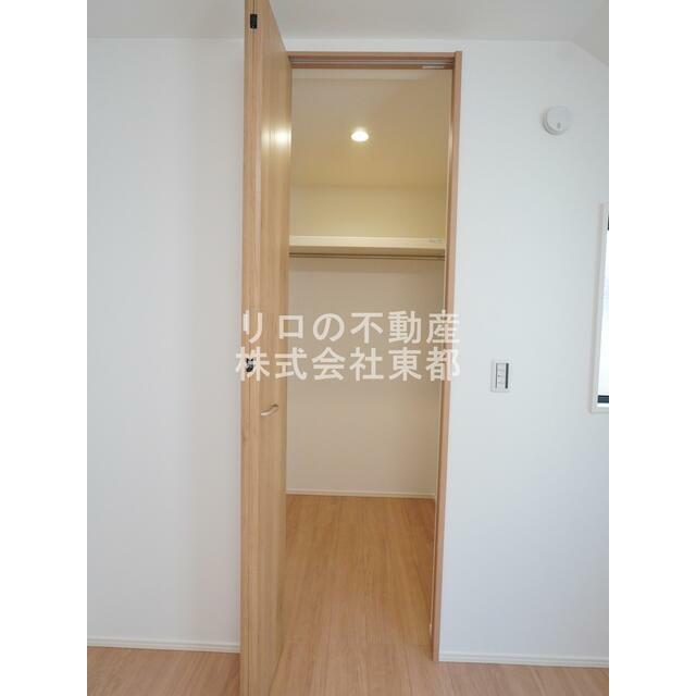 奥行のあるウォークインクローゼットならお荷物多い方でも安心☆