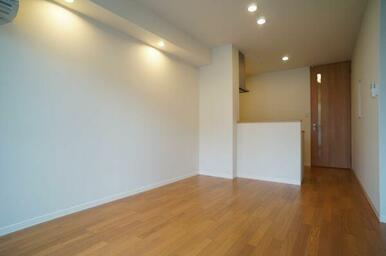 南東向きのＬＤＫ♪ダウンライトも施しており、明るいおしゃれなお部屋です♪