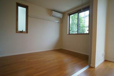 床は高級感のあるフローリング仕様♪洋室にもエアコンを完備しております♪