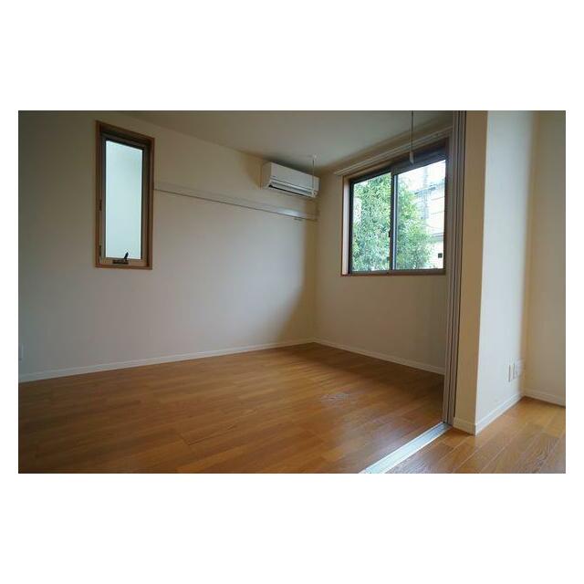 床は高級感のあるフローリング仕様♪洋室にもエアコンを完備しております♪