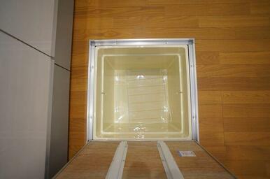 キッチンには床下収納があり、収納に役立ちます♪