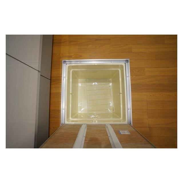 キッチンには床下収納があり、収納に役立ちます♪