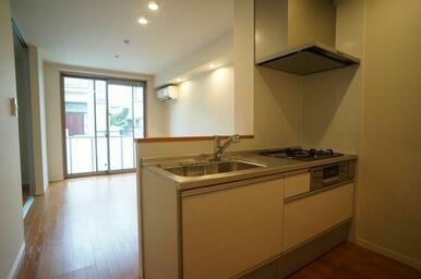 キッチンは対面キッチンとなっており、会話を楽しみながら料理することができます♪