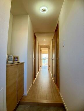 玄関　LDKからの明るさを感じられる玄関です