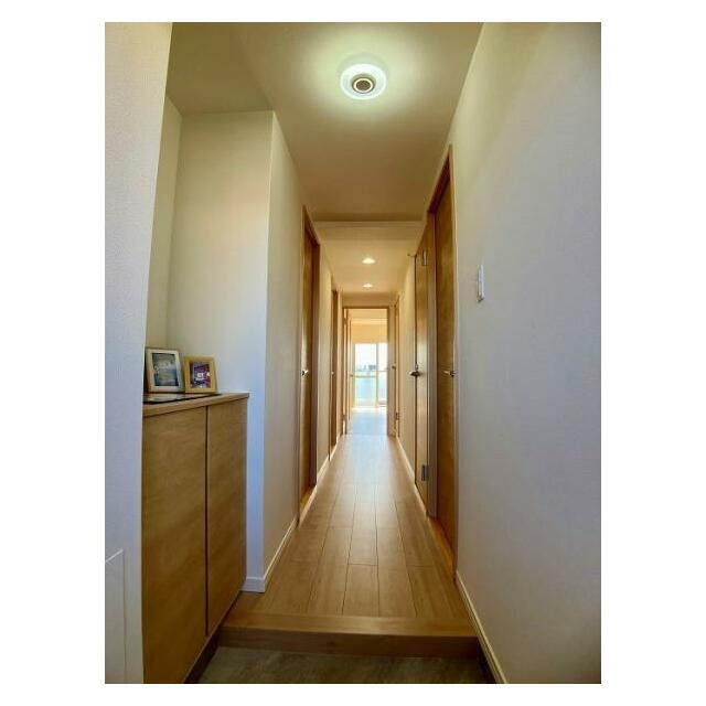 玄関　LDKからの明るさを感じられる玄関です