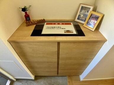 玄関　床、クロス、シューズボックスもすべて交換しております